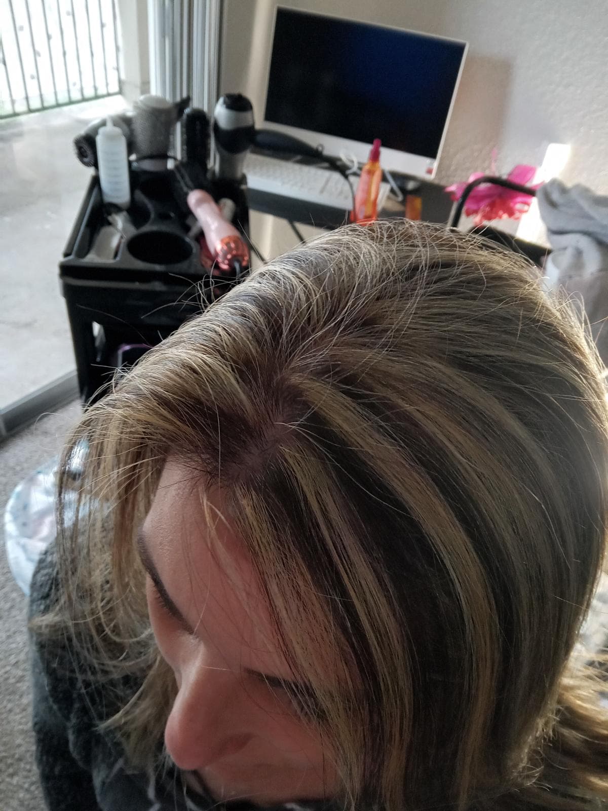 Mechas rubias finas tejidas desde la raíz sobre una base castaña clara.