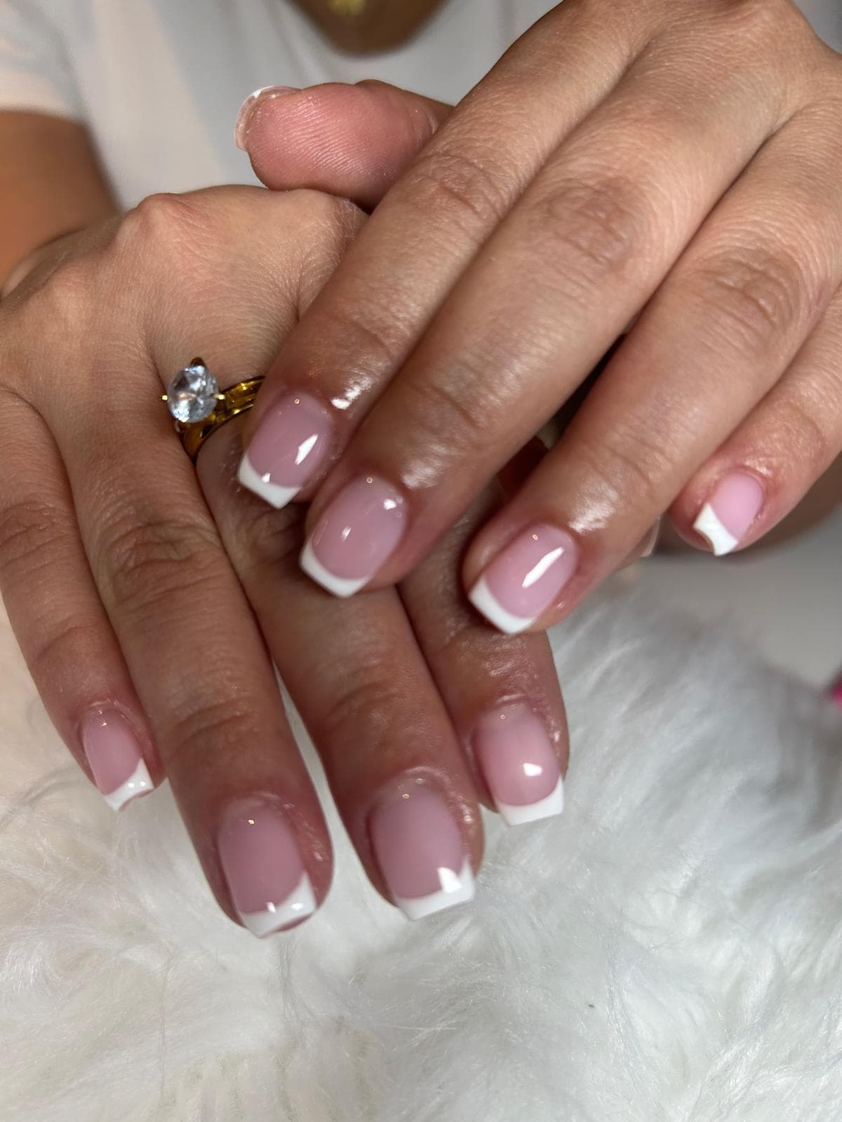 Manicure francés con acabado brillante en uñas cuadradas cortas.