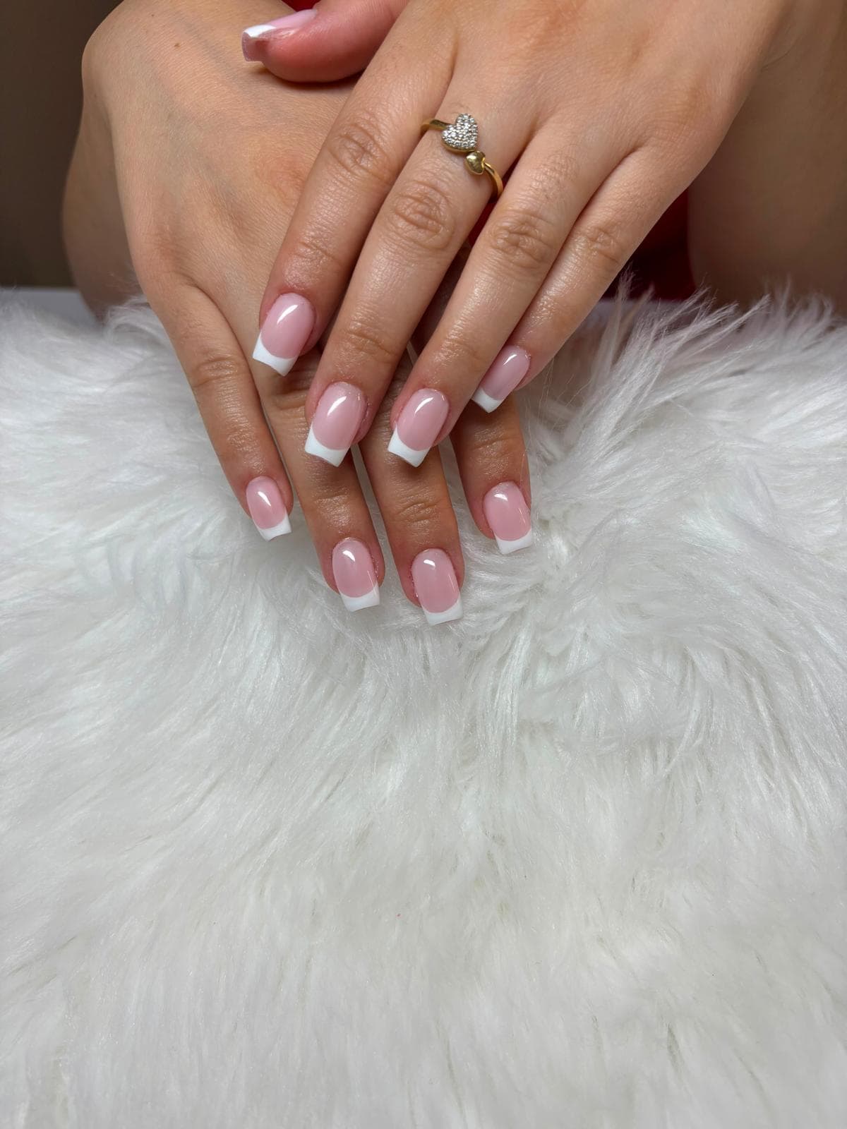 Manicure francés en uñas cuadradas de largo medio.