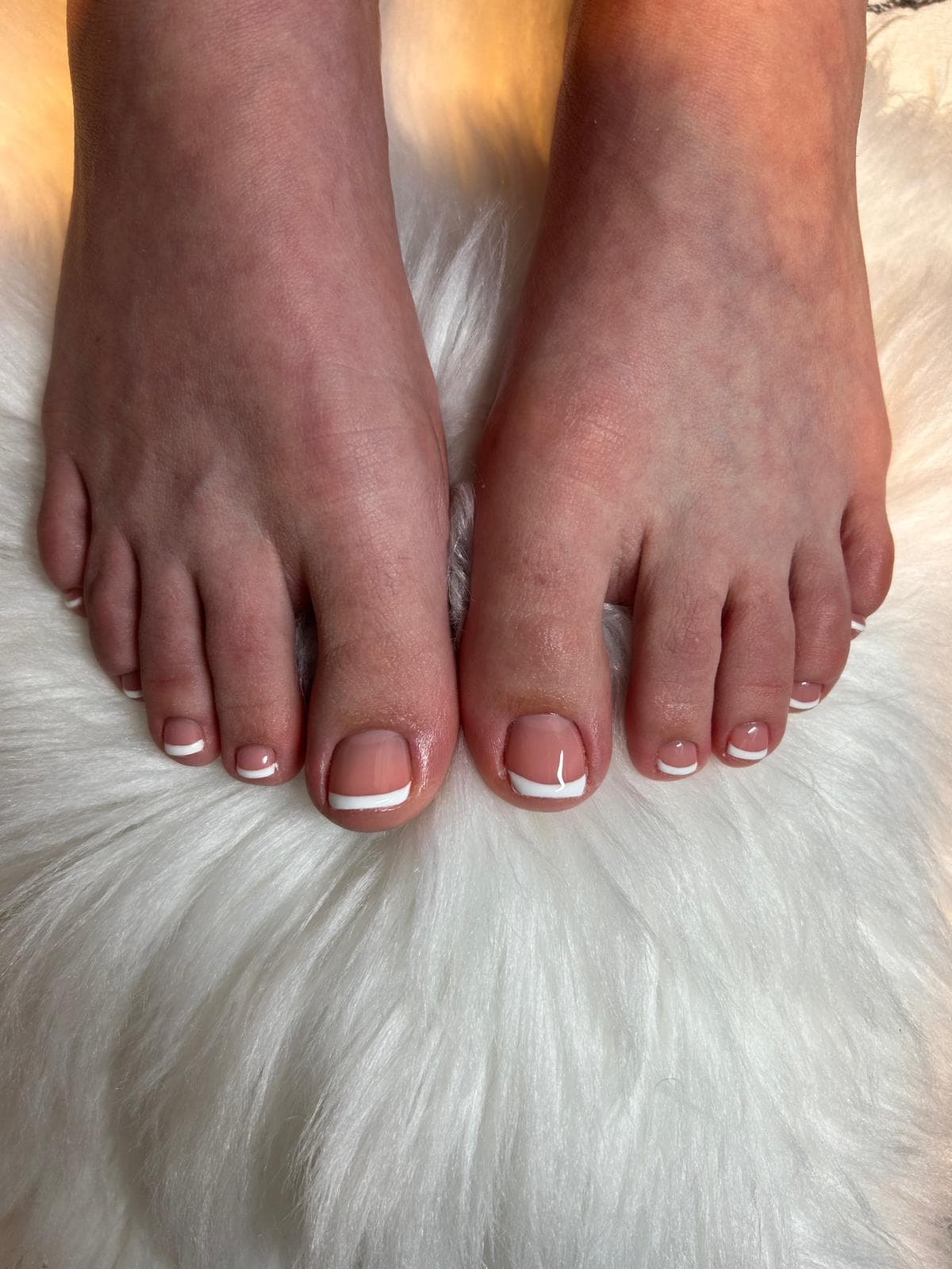 Pedicura con diseño francés en uñas de los pies.