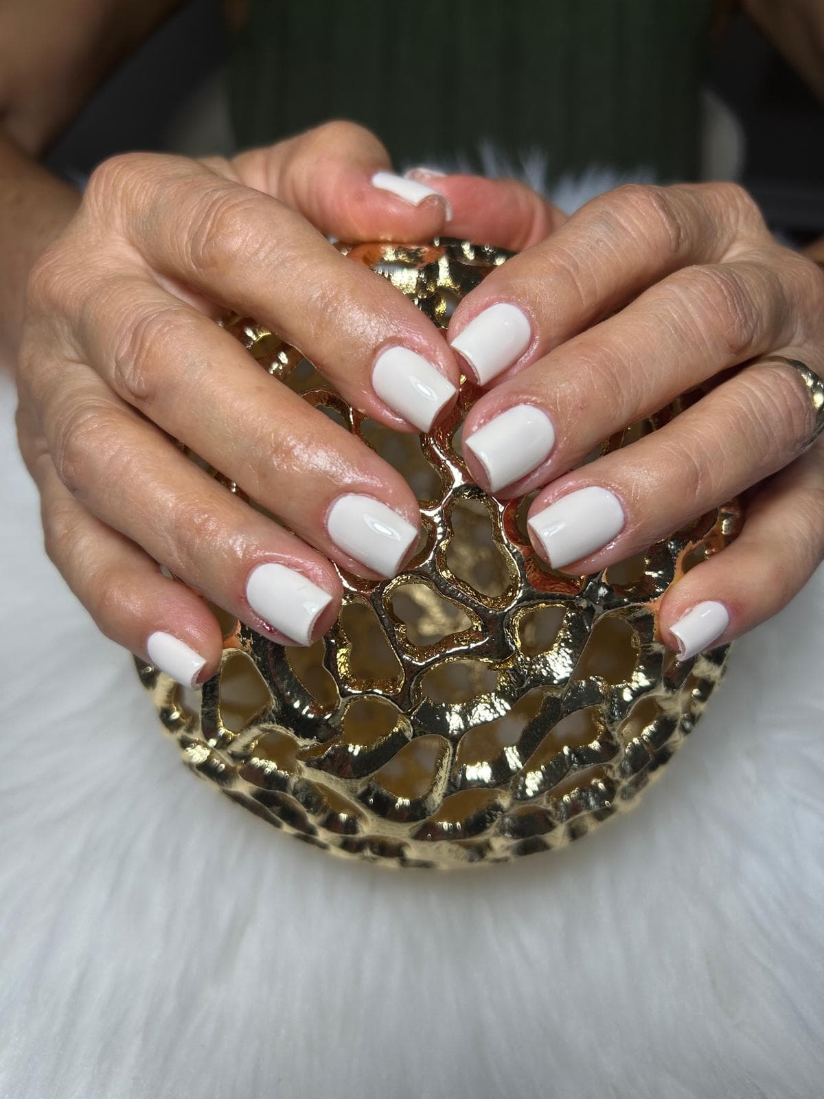 Esmalte en gel blanco lechoso en uñas cuadradas cortas.